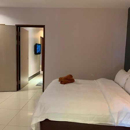 The Room Hotel Miri Exteriör bild