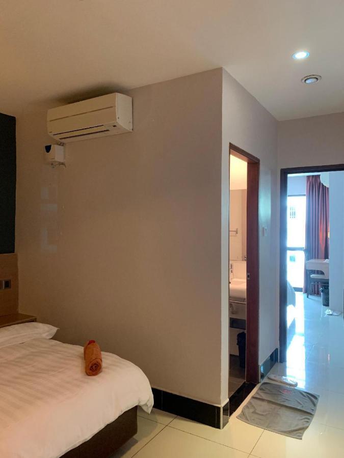 The Room Hotel Miri Exteriör bild