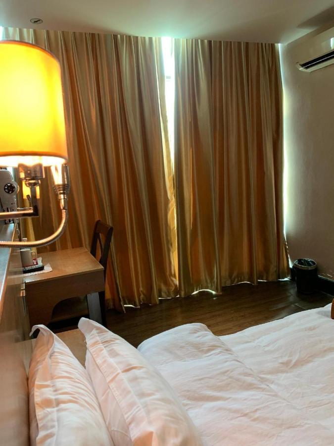 The Room Hotel Miri Exteriör bild