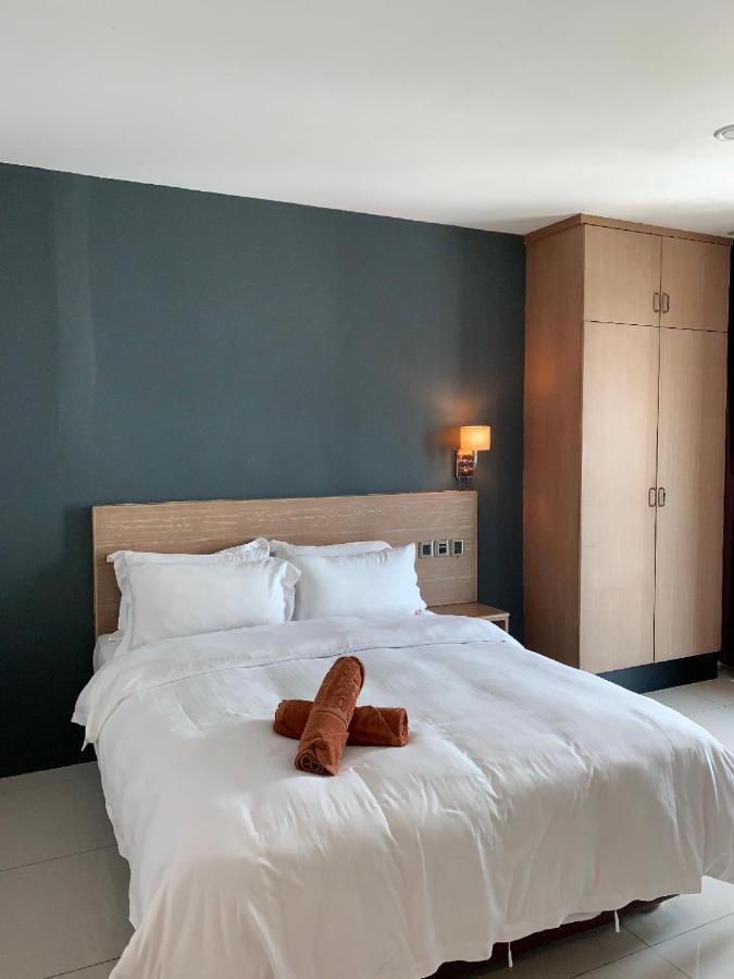The Room Hotel Miri Exteriör bild