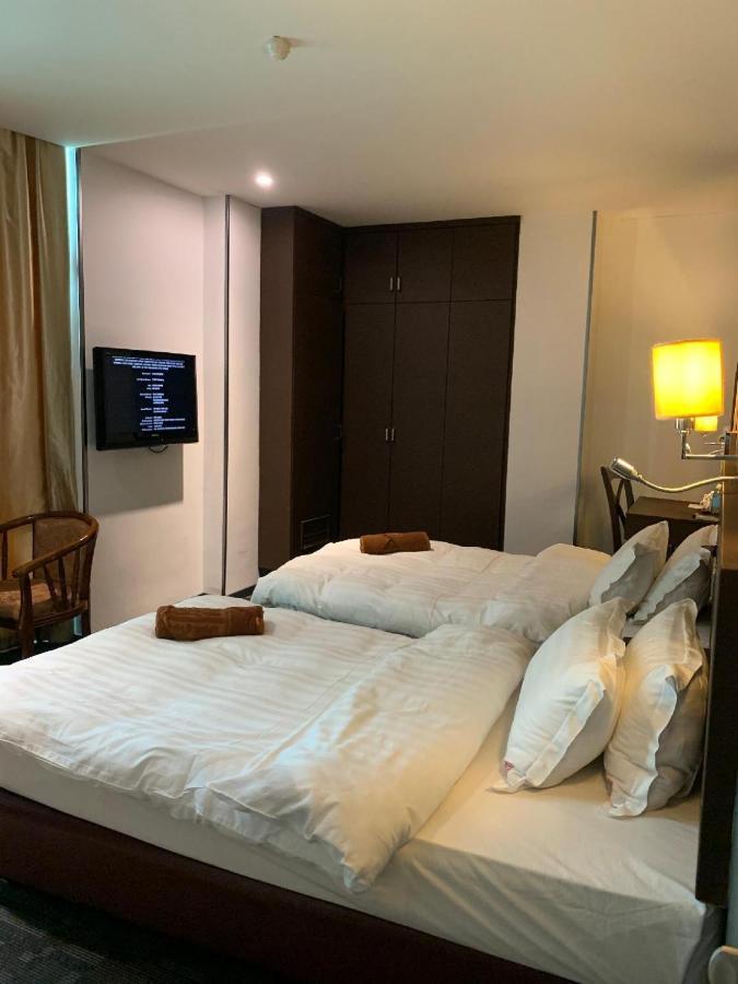 The Room Hotel Miri Exteriör bild