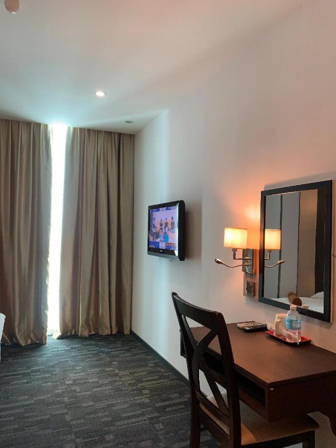 The Room Hotel Miri Exteriör bild