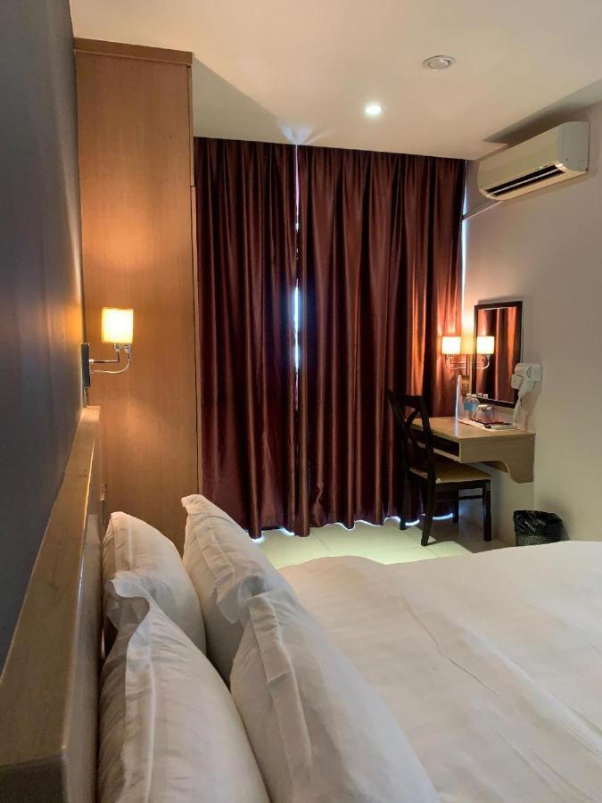 The Room Hotel Miri Exteriör bild