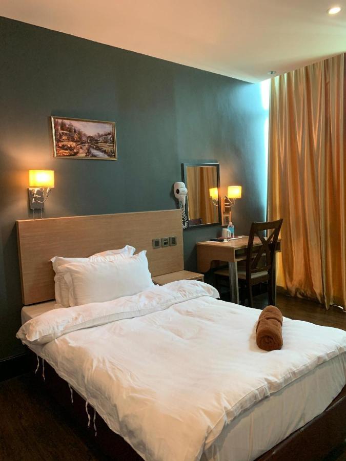 The Room Hotel Miri Exteriör bild