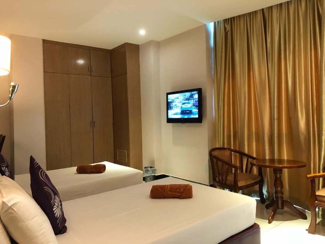 The Room Hotel Miri Exteriör bild